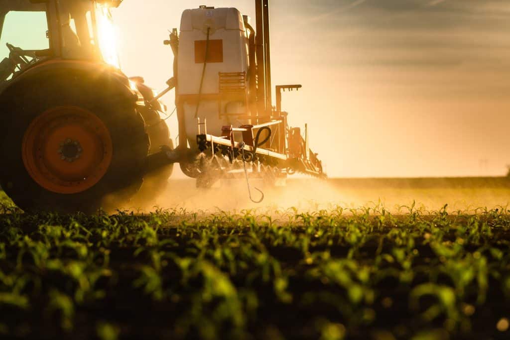Foto de pulverizador em fazenda