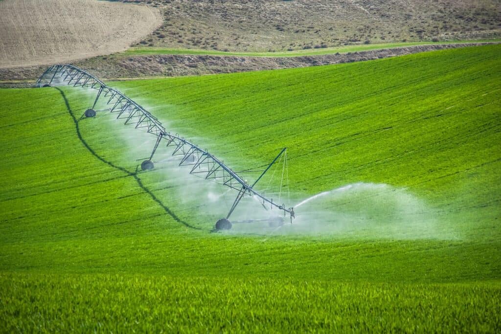 campo fazendo a irrigação